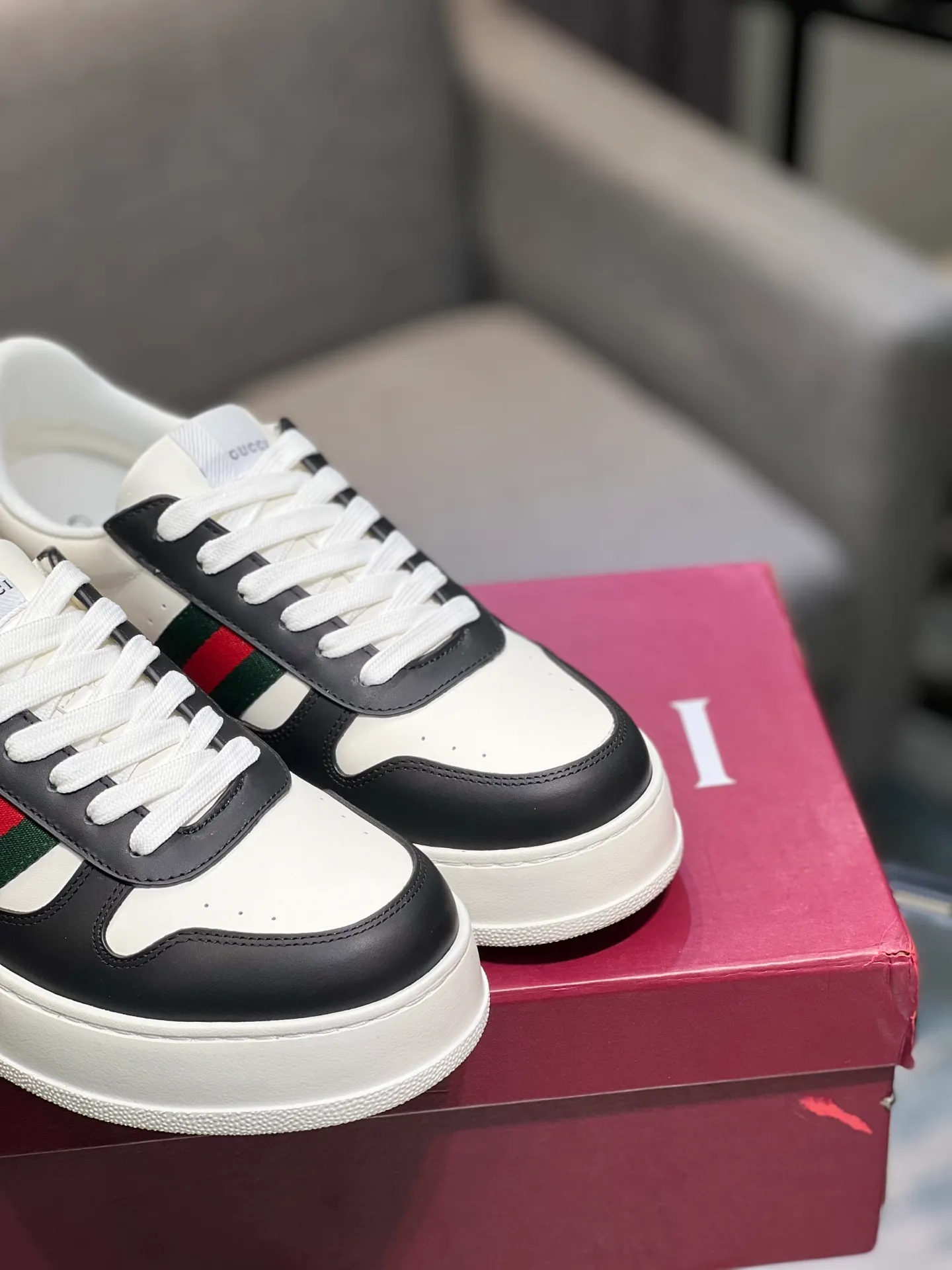 Men's men's shoes💰640 Gucci counter's latest couple's biscuit shoes‼ ️ 👑Purchasing agent level Gucci’s latest IP lightweight thick-soled white shoes can be put on your feet in seconds**4CM! ! Simple, easy to match and full of retro charm ~ the latest anti-counterfeiting cloth label on the tongue. And with electronic chip anti-counterfeiting.   The upper is made of imported environmentally friendly water-dyed calfskin, with a +1:1 fly-woven mesh surface to absorb sweat and an inner lining! Fly-knitted leather molded latex insole. Original IP lightweight outsole, one-piece injection molding, super comfortable and elastic, size: female 35-40 (female 41 customized) male 39-44 (male 38.45 46 customized)